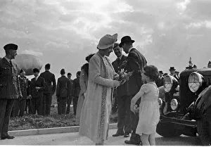 00080 Prints: Royal Party at Hook. Queen Elziabeth1 receives flowers from a young girl