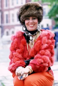 Ruby Wax actress wearing pink fur coat in May 1986 A©mirrorpix