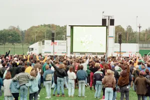 Rugby Fans watching the 1991 Rugby World Cup Final between Australia & England on an