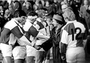 Rugby - The Queen is introduced to Bridgends Gareth Williams by the Wales / England