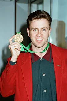 01072 Prints: Runner Tom McKean arrives home from the 1993 IaF World Indoor Championships in Toronto