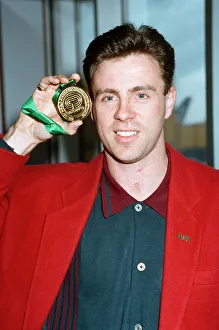 01072 Prints: Runner Tom McKean arrives home from the 1993 IaF World Indoor Championships in Toronto