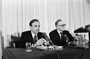 01521 Collection: Rupert Murdoch (left) buys The Times newspaper. Pictured at a press conference