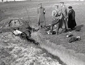 00165 Prints: Russians at the graveside of an Austrian officer after the Battle of Lemberg. 1914