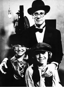Ties Prints: Ryan ONeal actor with children Tatum actress and Griffin actor on set of film Nickelodeon