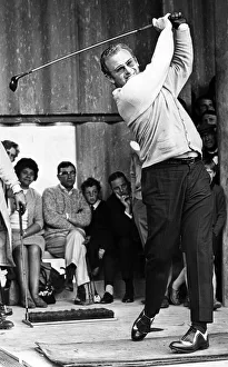 Ryder Cup Golfer Dave Thomas, giving a demonstration of target golf