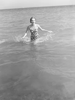 Sally Ann Howes Film Actress at Bognor 3 / 7 / 1949 019041 / 4