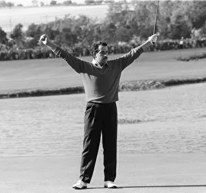 Sam Torrance watching his putt which won the Ryder Cup for Europe against the USA