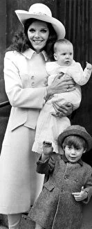 01415 Collection: Samantha Eggar with children Nicholas and Jennie at daughter