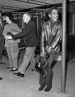 00077 Prints: Sammy Davis Jnr. arriving at LAP. 16th September 1967. P67-401-18