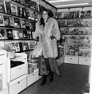 01517 Prints: Sandie Shaw at Heathrow airport, she is off to Brussels to appear in Cabaret