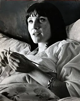 SANDIE SHAW SINGER LYING IN BED KNITTING - 1964 27 / 10 / 1964