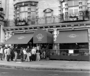 Exterior Scenes Prints: Scene outside the Hard Rock Cafe in central London March 1989 P018469