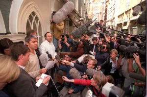 00085 Prints: THE SCENE OUTSIDE THE SPICE GIRLS SOLICITORS IN ST CHRISTOPHERS PLACE OF OXFORD STREET