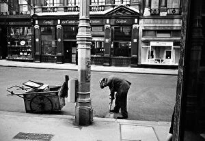 00521 Collection: Scenes on Bond Street, central London. October 1947