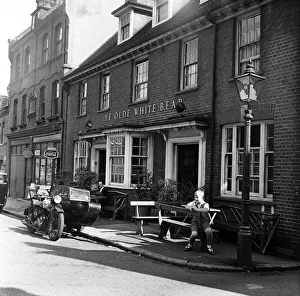 00592 Prints: Scenes in Hampstead, north London. 24th September 1954