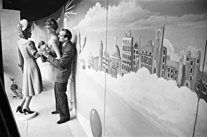 00448 Prints: Scenes from inside the shop window at Peter Robinsons Department Store, London