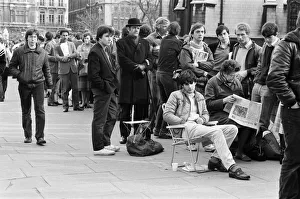 01278 Prints: Scenes outside the House of Commons, where an emergency session is being held