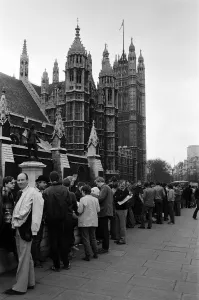 01278 Prints: Scenes outside the House of Commons, where an emergency session is being held
