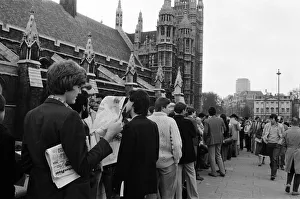 01278 Prints: Scenes outside the House of Commons, where an emergency session is being held
