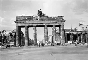 00013 Prints: Scenes showing rubble and destruction at the Brandenburg Gate in the German city of