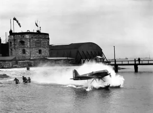 Spray Prints: Schneider Trophy Race, Plane taxiing on the water September 1931 P004303