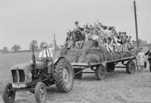 00017 Prints: Schoolchildren paid an educational visit to Mr Harold Green
