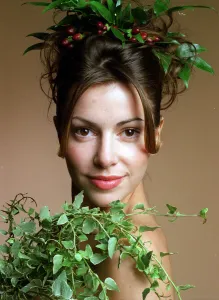Leaves Prints: Seasons looks - autumn fashion Model Lisa McGuigan with greenery