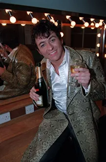 00138 Prints: Shane Richie Actor / TV Presenter January 99 Back stage in his dressing room with his