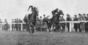 00591 Prints: Shaun Golin (left) races to the finishing post to win the 1930 Grand National