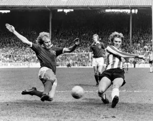 Sheffield United v. Leicester : Alan Birchenall trips as he tries to tackle United