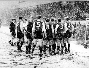 00208 Prints: Sheffield Wednesday players gather on the side line at Highbury during their match