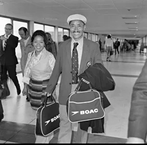 Everest Prints: Sherpa Tensing Norgay (Sherpa Tenzing Norgay) and his wife Baku arrive at Heathrow