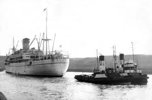 Tugs Prints: The Ship Gothic being pulled up the River Tyne by tugs