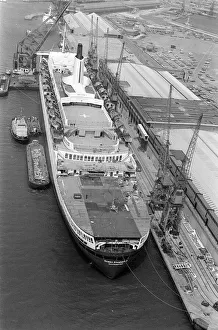 00007 Prints: Ships - Shipping - Queen Elizabeth II - May 1982 The QE2 at Southampton