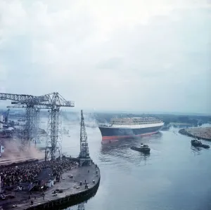 Ships - Shipping - Queen Elizabeth II - September 1967 Crowds gather as the QE2 is