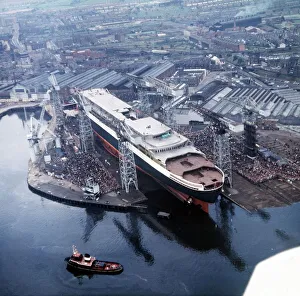Ships - Shipping - Queen Elizabeth II - September 1967 Crowds gather as the QE2 is