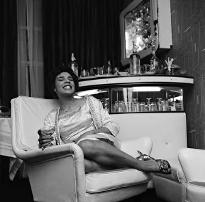 00893 Prints: Shirley Bassey in her new house in central London, where she held a house warming party
