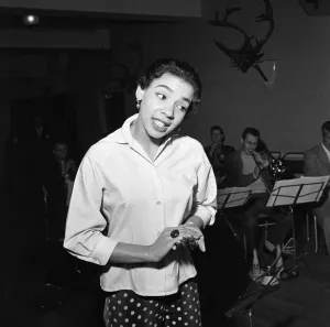 01238 Prints: Shirley Bassey rehearsing for ITVs Frankie Howerd Show at ITV rehearsal studios in