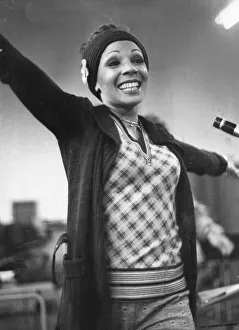 Recording Studio Prints: Shirley Bassey singing in recording studio - November 1973 02 / 11 / 1973
