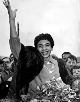 00170 Prints: Shirley Bassey waves to the crowd who turned out to welcome her as she arrived back in