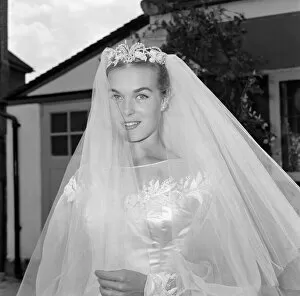 00410 Collection: Shirley Eaton, TV and Film Actress aged 21, wedding to Colin Lenton Rowe aged 27