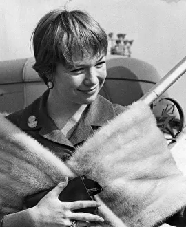 Shirley Maclaine wearing fur wrap at London Airport - September 1960