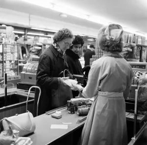 Shoppers, Fine Fare Supermarket, Wilton, London, 29th October 1963