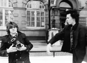 00206 Prints: Sid Vicious Sex Pistols tries to assault photographer 1978 outside court