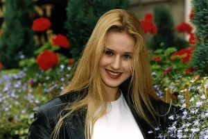 Simone Robertson Ausralian actress stars in tv show Neighbours