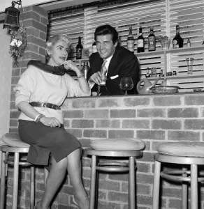 00945 Prints: Singer Dorothy Squires with her husband, actor Roger Moore. 14th March 1958