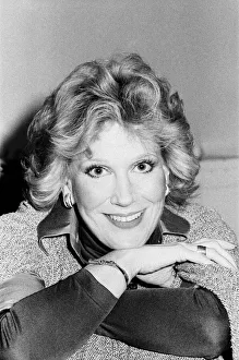 00514 Prints: Singer Dusty Springfield pictured a t a photocall at the Savoy Hotel in London