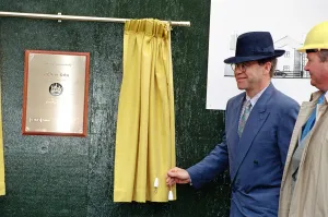 01095 Prints: Singer Elton John unveils a plaque to mark the start of work on the AIDS clinic centre
