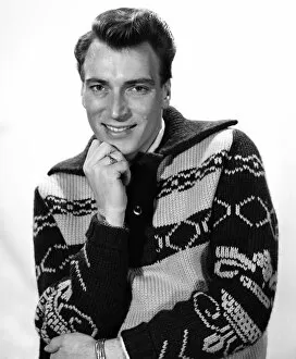 00292 Collection: Singer Frank Ifield seen here posing for the Reveille newspaper for a fashion feature